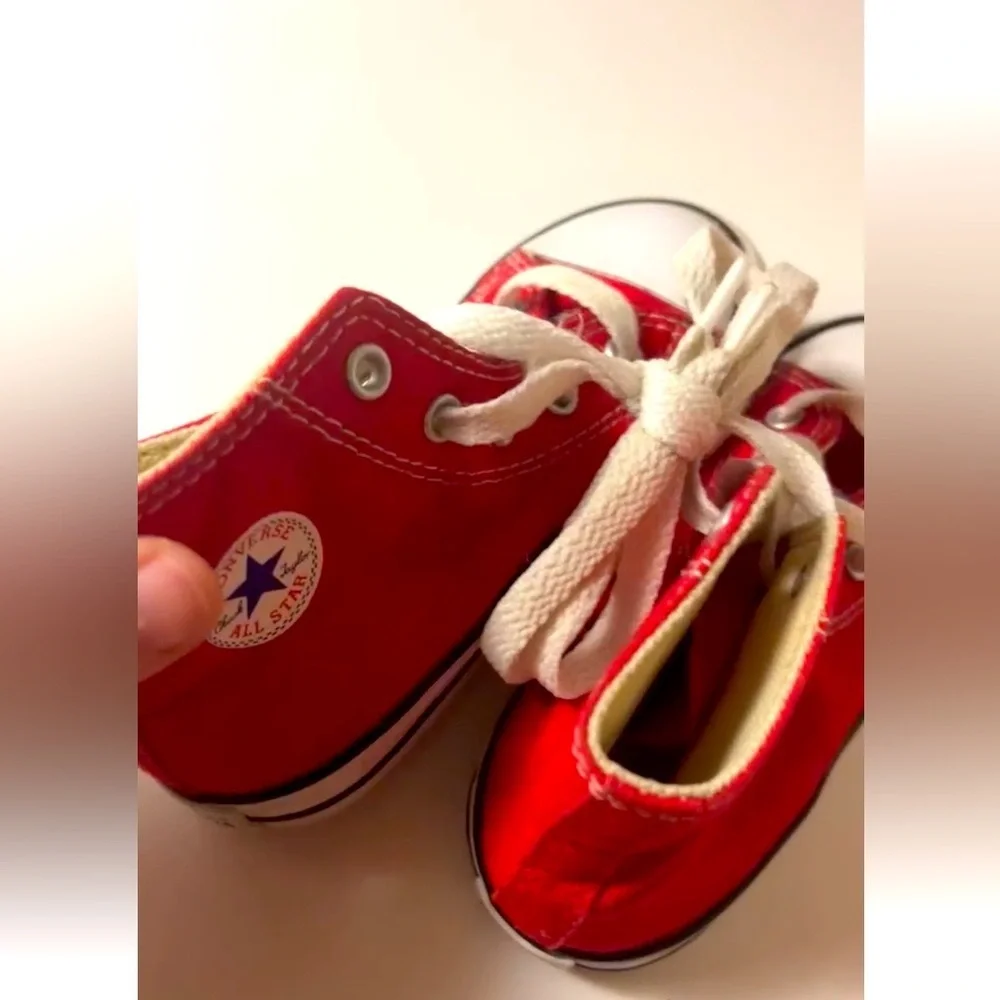 RED CHUCK TAYLOR ALL STAR HIGH TOPS Converse Classic Canvas W//Star Logo Sneaker